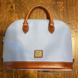 Beautiful lilac purple dooney & bourke bag. In great used condition.